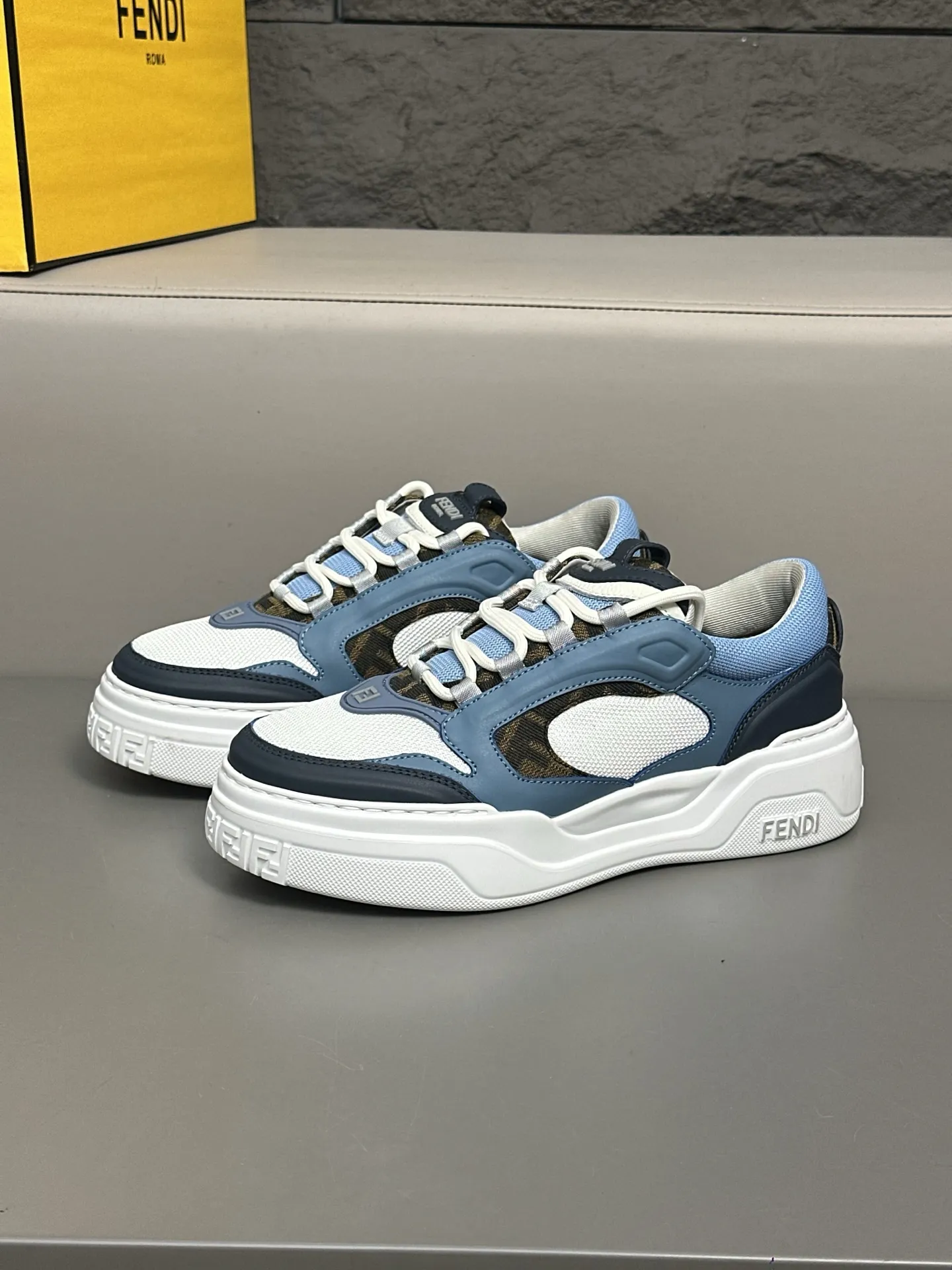 [FENDI] Fendi men's shoes 💰780💰 - High-end quality original casual sports shoes - Upper: Nappa calfskin, pebbled calfskin, tongue and heel; injection molded brand logo plastic module - Lining: brand canvas - Outsole: ultra-light T men's shoes 💰R foam rubber; molded outsole - Super high quality control, fine workmanship: highlighted (high-end, luxury, grade) -Size :39-44 (38, 45, can be customized)